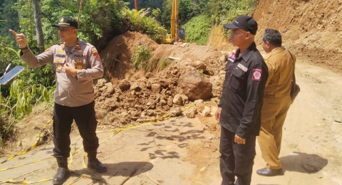 Pastikan Akses Pulih, Kapolsek Muara Siau Tinjau Langsung Penanganan Longsor di Ladang Panjang